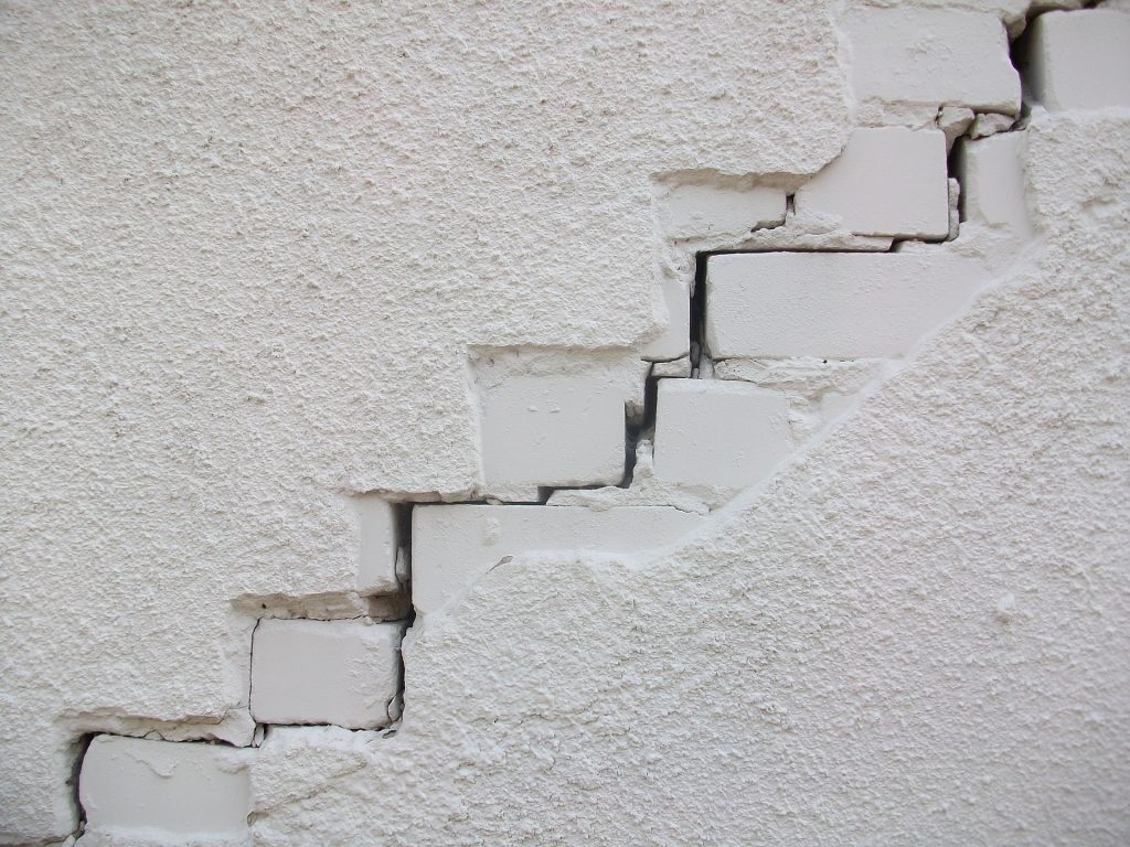 素人が知らない悲劇 新築マイホームの壁紙に亀裂が入る現象とは